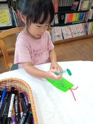 短冊に願い事を書く