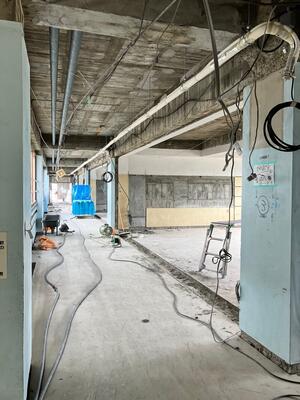 東校舎３階（廊下、教室）