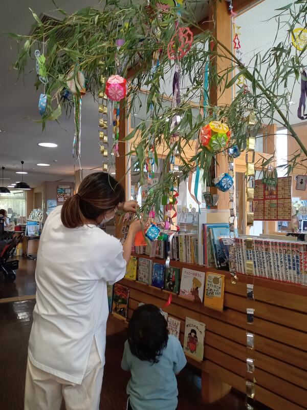 短冊を飾る親子