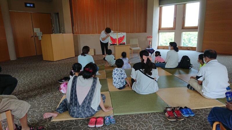 おはなしを聞くみなさん