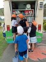 たまよど号から本を選ぶ児童