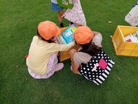 本を選ぶ児童①