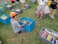 本を選ぶ児童②